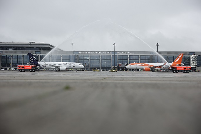 Die beiden Airbus A320neo vor dem Terminal 1.